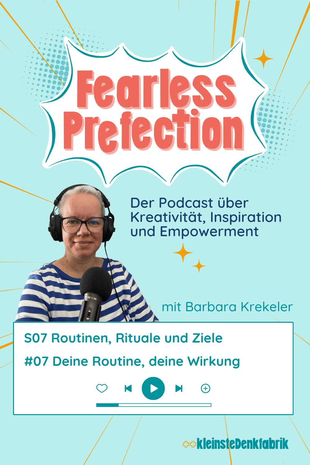 Ein grafisches Bild im Stil eines Podcast-Covers oder Blog-Headers mit dem Titel "Fearless Perfection" in einer Comic-Sprechblase. Darunter steht der Untertitel: "Der Podcast über Kreativität, Inspiration und Empowerment". Auf der linken Seite ist ein Foto von Barbara Krekeler zu sehen, die Kopfhörer trägt und vor einem Mikrofon sitzt. Im unteren Bereich befindet sich eine weiße Box mit dem Text: "S07 Routinen, Rituale und Ziele | #07 Deine Routine, deine Wirkung". Darunter ist eine Player-Leiste mit verschiedenen Steuerelementen (Herz, Zurück, Play, Vor, Plus) abgebildet. Ganz unten rechts ist das Logo der "++kleinsteDenkfabrik" platziert. Das Design nutzt einen hellblauen Hintergrund mit gelben Strahlen und kleinen Sternen.