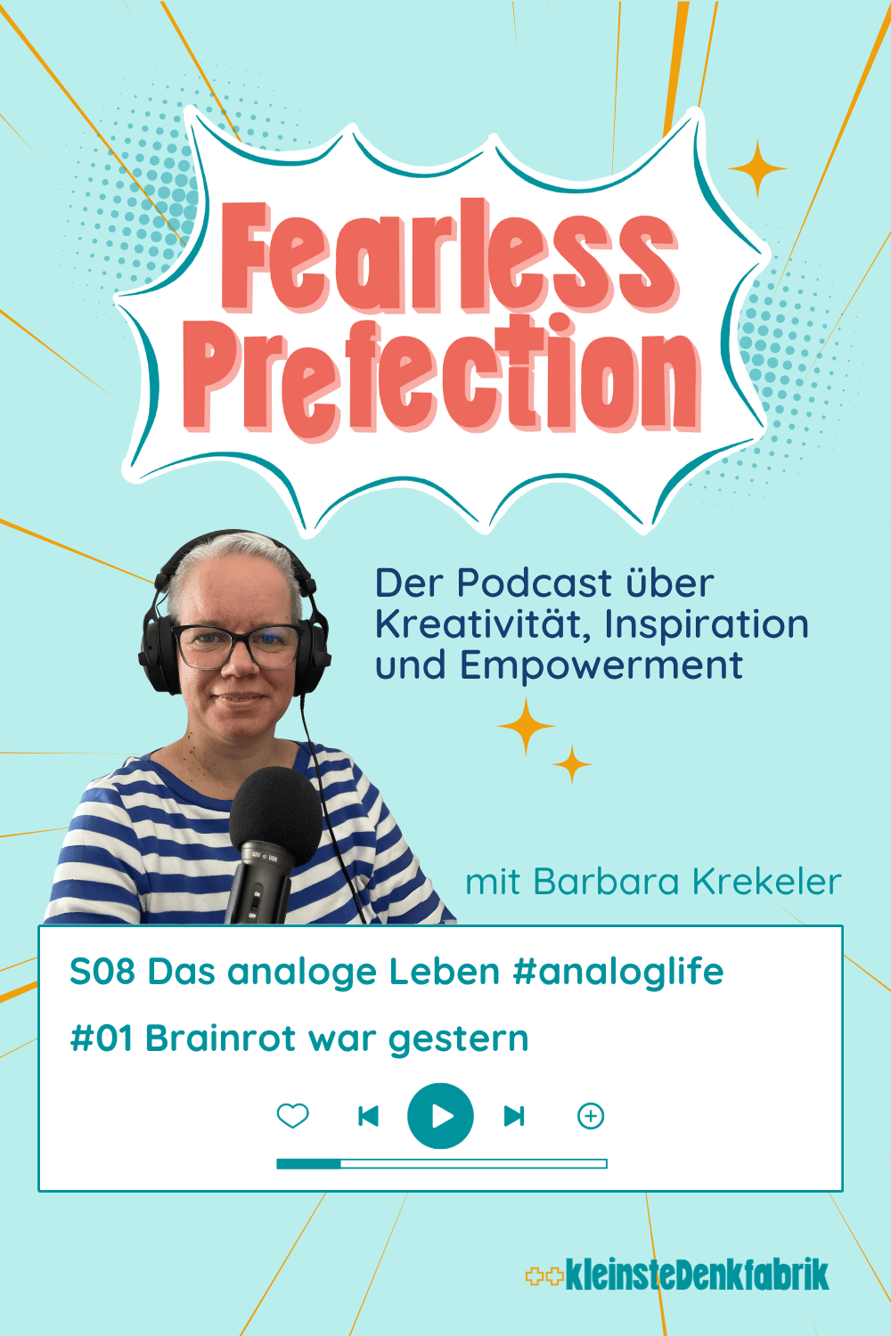 Ein grafisches Bild im Stil eines Podcast-Covers oder Blog-Headers auf hellblauem Hintergrund mit gelben Strahlen. Oben mittig steht der Titel "Fearless Prefection" in einer weißen Comic-Sprechblase. Darunter befindet sich der Untertitel: "Der Podcast über Kreativität, Inspiration und Empowerment mit Barbara Krekeler". Auf der linken Seite ist ein Foto von Barbara Krekeler zu sehen, die Kopfhörer trägt und vor einem Mikrofon sitzt. Im unteren Bereich zeigt eine weiße Box den Text: "S08 Das analoge Leben #analoglife | #01 Brainrot war gestern". Darunter ist eine grafische Player-Leiste mit Steuerelementen (Herz, Zurück, Play, Vor, Plus) abgebildet. Ganz unten rechts ist das Logo der "++kleinsteDenkfabrik" platziert