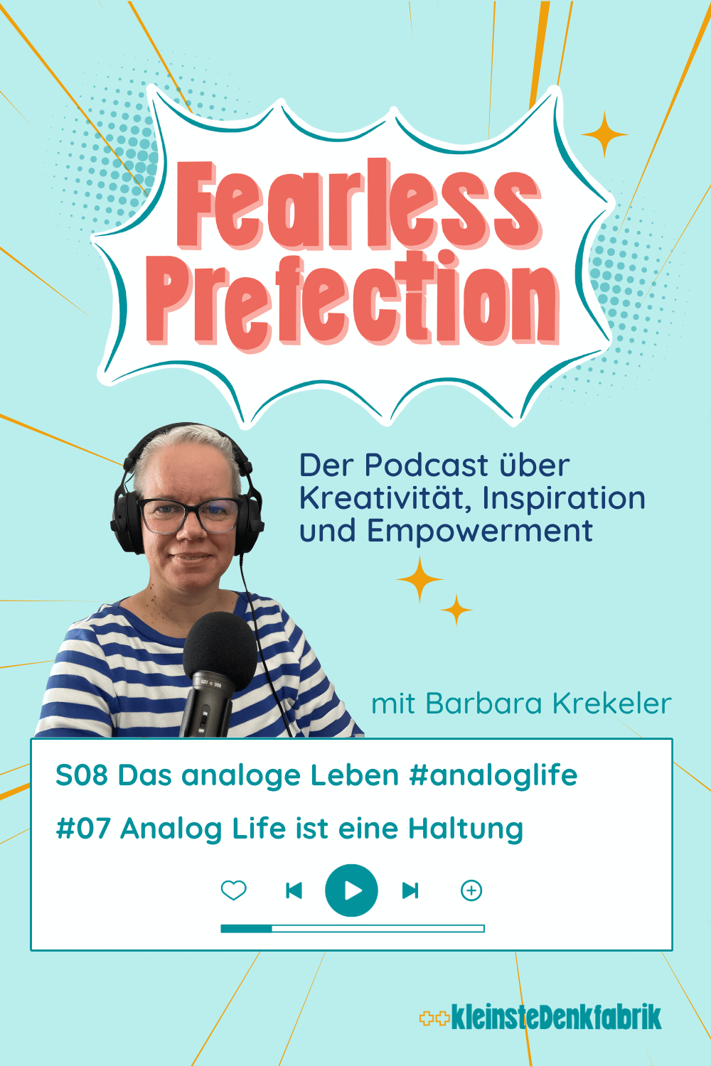 Ein grafisches Bild im Stil eines Podcast-Covers oder Blog-Headers auf hellblauem Hintergrund mit gelben Strahlen. Oben mittig steht der Titel "Fearless Prefection" in einer weißen Comic-Sprechblase. Darunter befindet sich der Untertitel: "Der Podcast über Kreativität, Inspiration und Empowerment mit Barbara Krekeler". Auf der linken Seite ist ein Foto von Barbara Krekeler zu sehen, die Kopfhörer trägt und vor einem Mikrofon sitzt. Im unteren Bereich zeigt eine weiße Box den Text: "S08 Das analoge Leben #analoglife | #07 Analog Life ist eine Haltung". Darunter ist eine grafische Player-Leiste mit Steuerelementen (Herz, Zurück, Play, Vor, Plus) abgebildet. Ganz unten rechts ist das Logo der "++kleinsteDenkfabrik" platziert